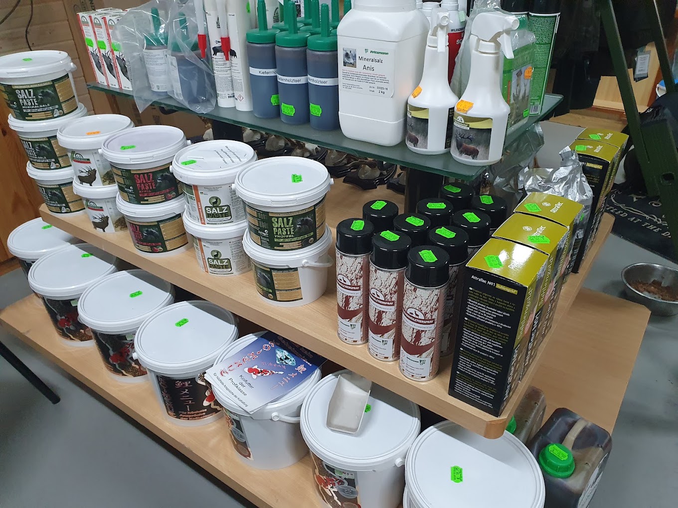 Sortiment Lockmittel und Salzpaste